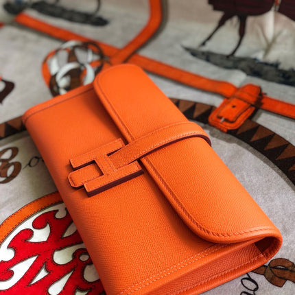 JIGE ELAN 29 CLUTCH IN SALAMANDER ORANGE CALFSKIN