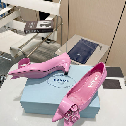 MEDIUM HEEL PUMPS IN PINK PATENT CALFSKIN ATTACHED CREATIVE FLOWERS