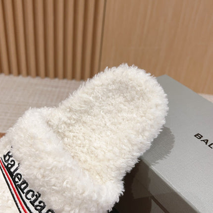 FURRY SLIDES IN WHITE CURLY SHEARLING