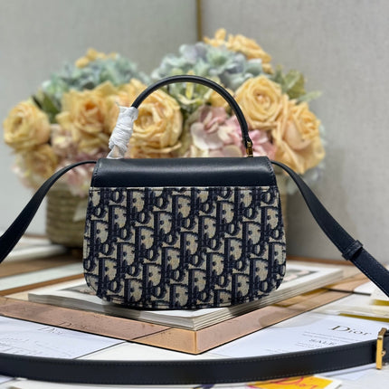 SMALL 19 MONTAIGNE AVENUE TOP HANDLE BAG BLUE DIOR OBLIQUE JACQUARD AND BLACK SMOOTH CALFSKIN