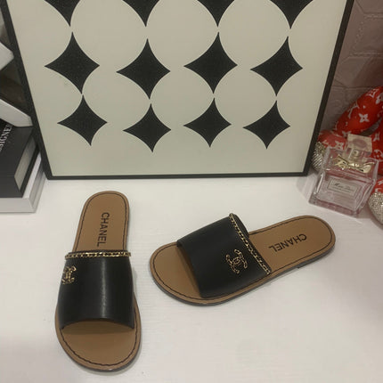 CHANEL 26S SANDALS IN BLACK CALFSKIN GOLD-TONE CHAIN DETAIL