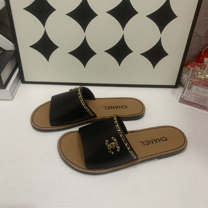 CHANEL 26S SANDALS IN BLACK CALFSKIN GOLD-TONE CHAIN DETAIL