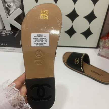 CHANEL 26S SANDALS IN BLACK CALFSKIN GOLD-TONE CHAIN DETAIL