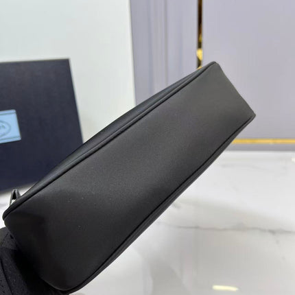 PRADA 26S RE-EDITION SHOULDER BAG IN BLACK NYLON