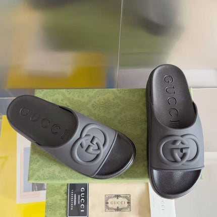 GG EMBOSSED LOGO SLIDE SANDAL IN BLACK RUBBER