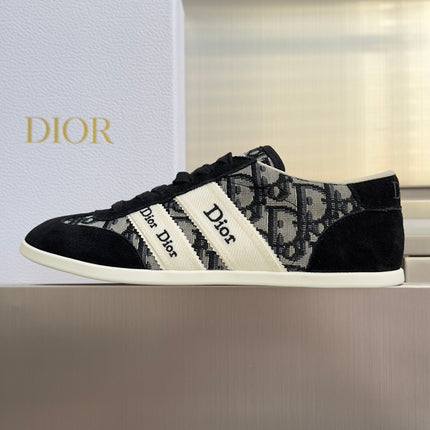 DIOR 26S LOW TOP LACE UP SNEAKERS IN BLACK SUEDE AND BLUE OBLIQUE JACQUARD