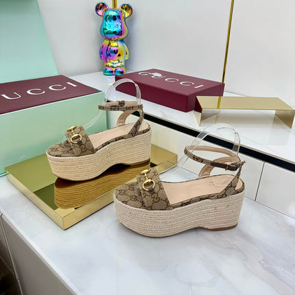 GG HIGH WEDGE SANDALS IN DARK BEIGE FABRIC AND RAFFIA WITH GOLD HARDWARE