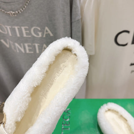 BOTTEGA VENETA 26S MULES IN OFF WHITE SHEARLING WITH LEATHER STRAP