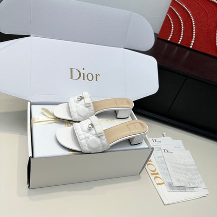 DIOR 26S BLOCK HEEL SLIDE SANDALS IN WHITE QUILTED CALFSKIN WITH BOW