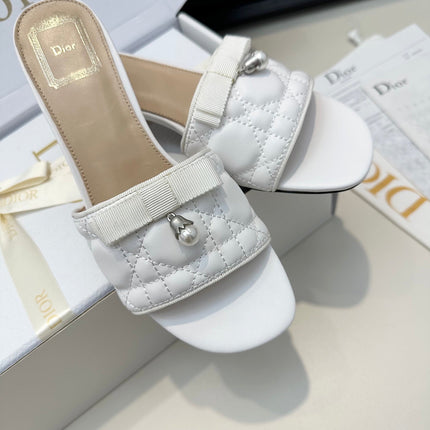 DIOR 26S BLOCK HEEL SLIDE SANDALS IN WHITE QUILTED CALFSKIN WITH BOW