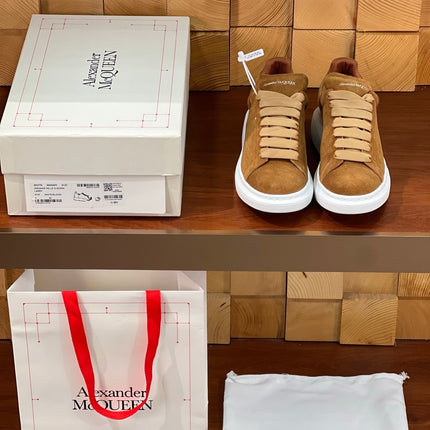 OVERSIZED SNEAKERS IN BROWN SUEDE