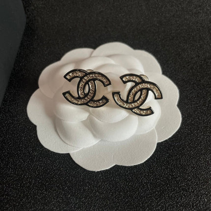 DOUBLE C STUD EARRINGS IN SILVER METAL WITH BLACK OUTLINE AND CRYSTALS INSIDE