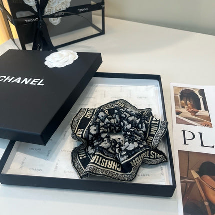 DIOR 26S SCRUNCHIE IN BLACK AND WHITE SILK 503113