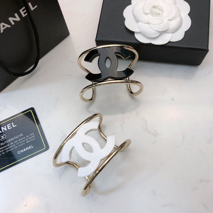 DOUBLE C BRACELET IN GOLD METAL RESIN LOGO