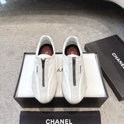 CHANEL 26S LOW TOP SNEAKERS IN WHITE CALFSKIN AND SUEDE WITH FRONT ZIP