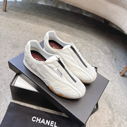 CHANEL 26S LOW TOP SNEAKERS IN WHITE CALFSKIN AND SUEDE WITH FRONT ZIP