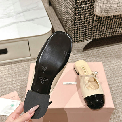 FLAT MULE IN BISQUE BEIGE MIX BLACK PATENT CALFSKIN