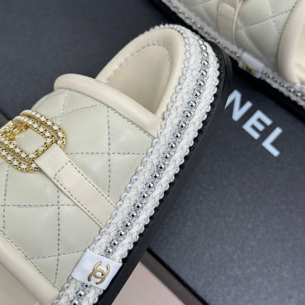 DIAMOND QUILTED CHAIN LAZY SLIPPERS IN WHITE LAMBSKIN