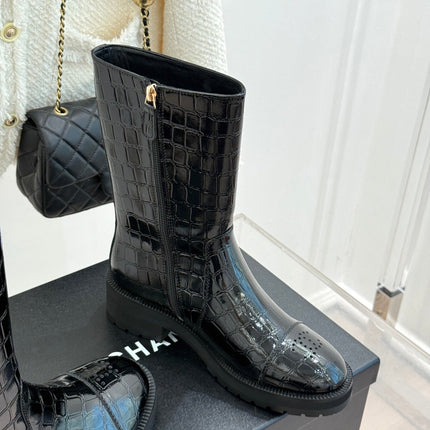 CHANEL 26S MID CALF BOOTS 45MM IN BLACK GLOSSY CROC EMBOSSED CALFSKIN WITH PERFORATED CC LOGO CAP TOE