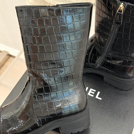 CHANEL 26S MID CALF BOOTS 45MM IN BLACK GLOSSY CROC EMBOSSED CALFSKIN WITH PERFORATED CC LOGO CAP TOE