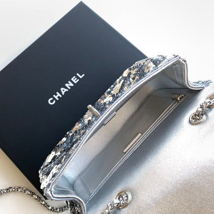 CHANEL 26S CLASSIC FLAP BAG 21 IN SILVER SEQUINS