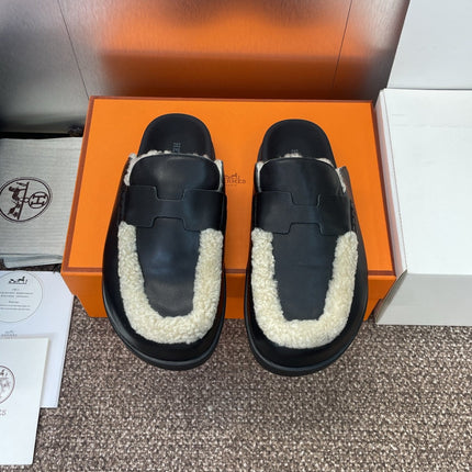HM MULE IN BLACK CALFSKIN AND WHITE SHEARLING
