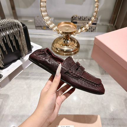 MIUMIU 26S ENNY LOAFERS IN BURGUNDY RED CROCODILE EMBOSSED CALFSKIN