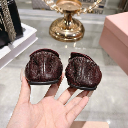 MIUMIU 26S ENNY LOAFERS IN BURGUNDY RED CROCODILE EMBOSSED CALFSKIN