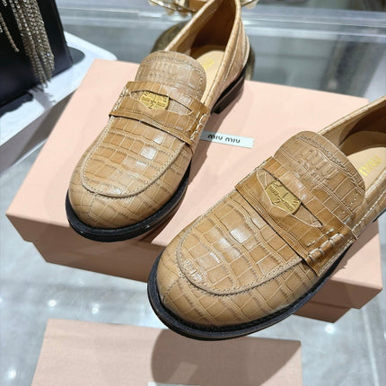 MIUMIU 26S BLOCK HEEL LOAFERS 25MM IN BEIGE CROCODILE EMBOSSED CALFSKIN
