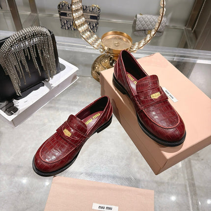 MIUMIU 26S BLOCK HEEL LOAFERS 25MM IN BURGUNDY RED CROCODILE EMBOSSED CALFSKIN