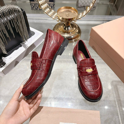 MIUMIU 26S BLOCK HEEL LOAFERS 25MM IN BURGUNDY RED CROCODILE EMBOSSED CALFSKIN