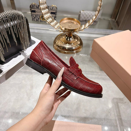 MIUMIU 26S BLOCK HEEL LOAFERS 25MM IN BURGUNDY RED CROCODILE EMBOSSED CALFSKIN
