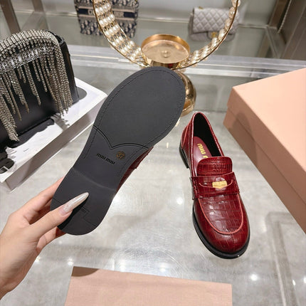 MIUMIU 26S BLOCK HEEL LOAFERS 25MM IN BURGUNDY RED CROCODILE EMBOSSED CALFSKIN