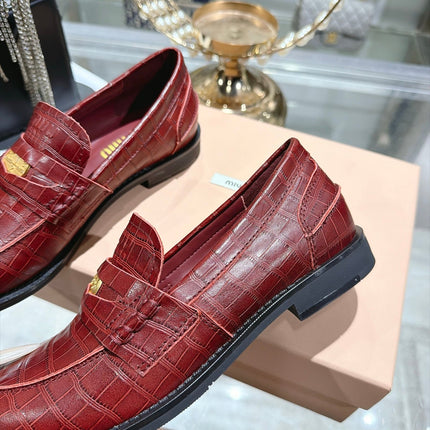 MIUMIU 26S BLOCK HEEL LOAFERS 25MM IN BURGUNDY RED CROCODILE EMBOSSED CALFSKIN