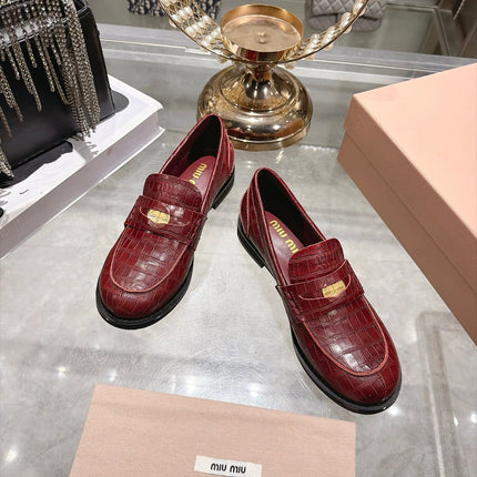 MIUMIU 26S BLOCK HEEL LOAFERS 25MM IN BURGUNDY RED CROCODILE EMBOSSED CALFSKIN