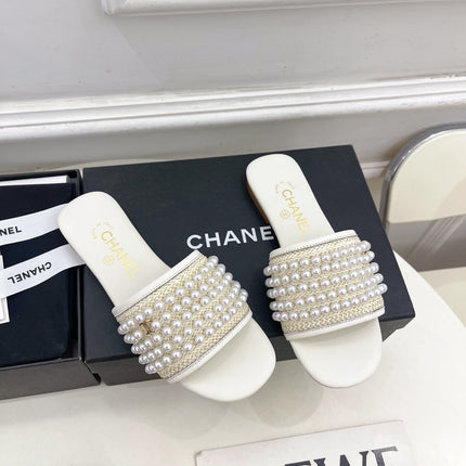FLAT SLIDE IN WHITE CALFSKIN WITH PEARLS